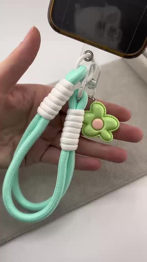 ✨ Charm cuerda con flor para celular Un detalle bonito, p… — video de TikTok